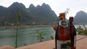Cerveza en el río Son phong nha